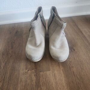 Tan leather ankle boot with fringe, Dansko size 40